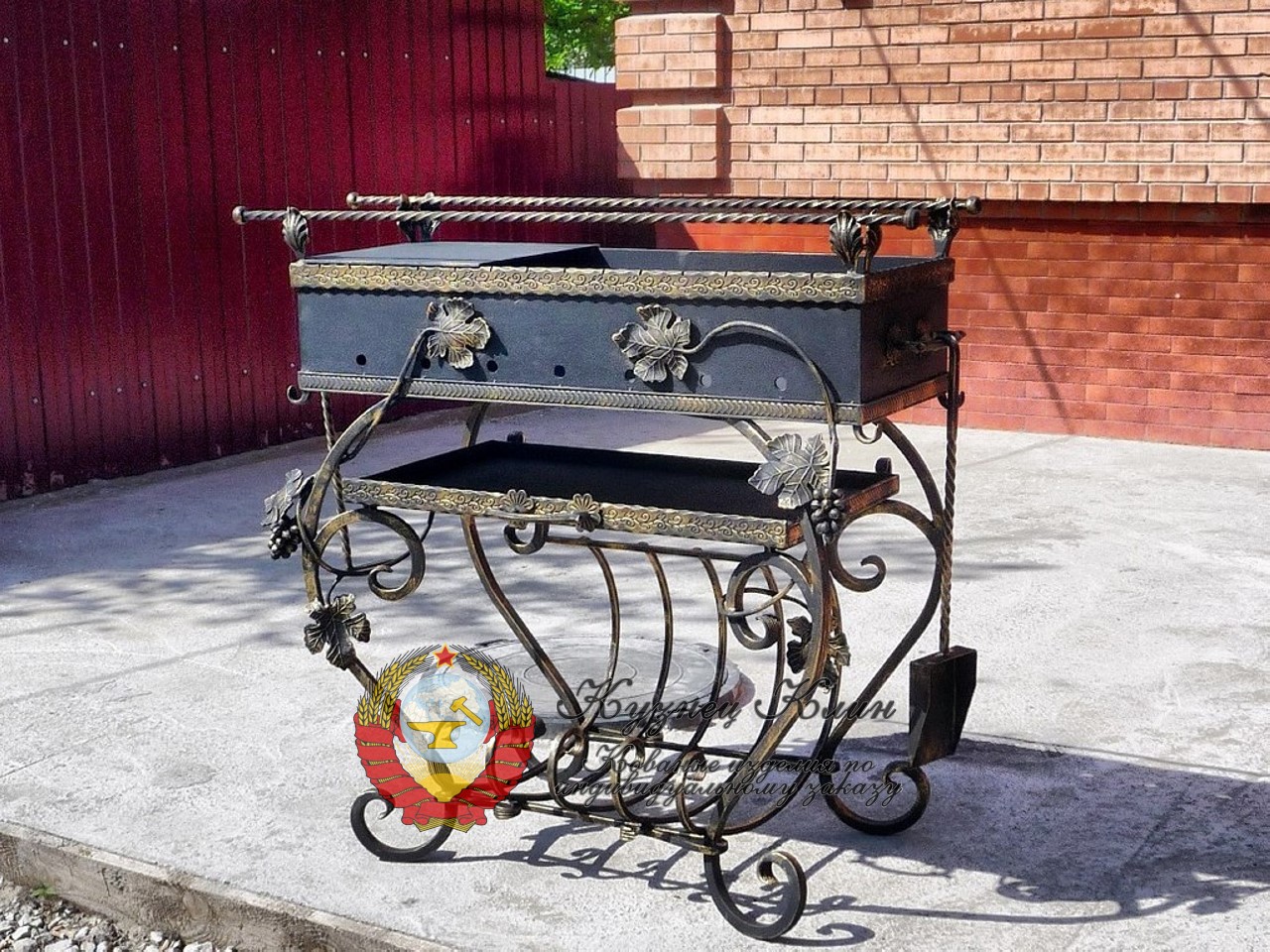 Кованый мангал с подъстольем и совком для угля